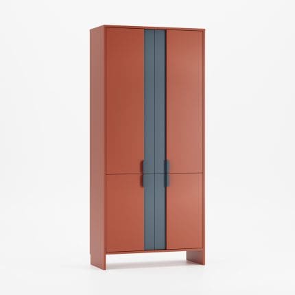 Garderobeskab LAYERS i terracotta og blå med moderne design og lodrette greb.