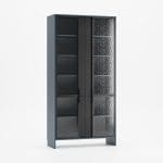 Vitrineskab med mørkt design, struktureret glas og Onyx-detaljer – fra LAYERS kollektionen.