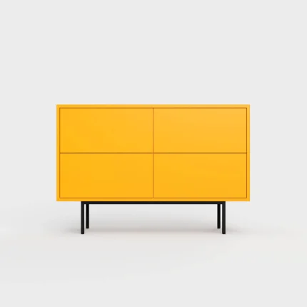 Minimalistisk kommode med fire skuffer.