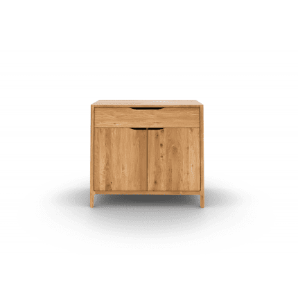 Skænk TWIG i massivt, olieret egetræ med én skuffe og to låger – kompakt og stilrent design.