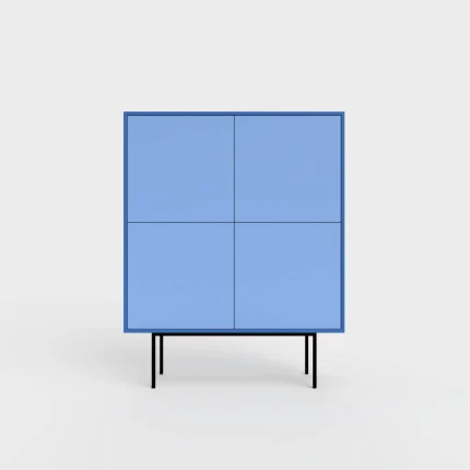 Minimalistisk skænk med fire opbevaringsrum og slanke ben i et moderne design