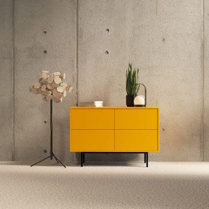 Minimalistisk kommode med fire skuffer og slanke ben, designet til moderne interiør