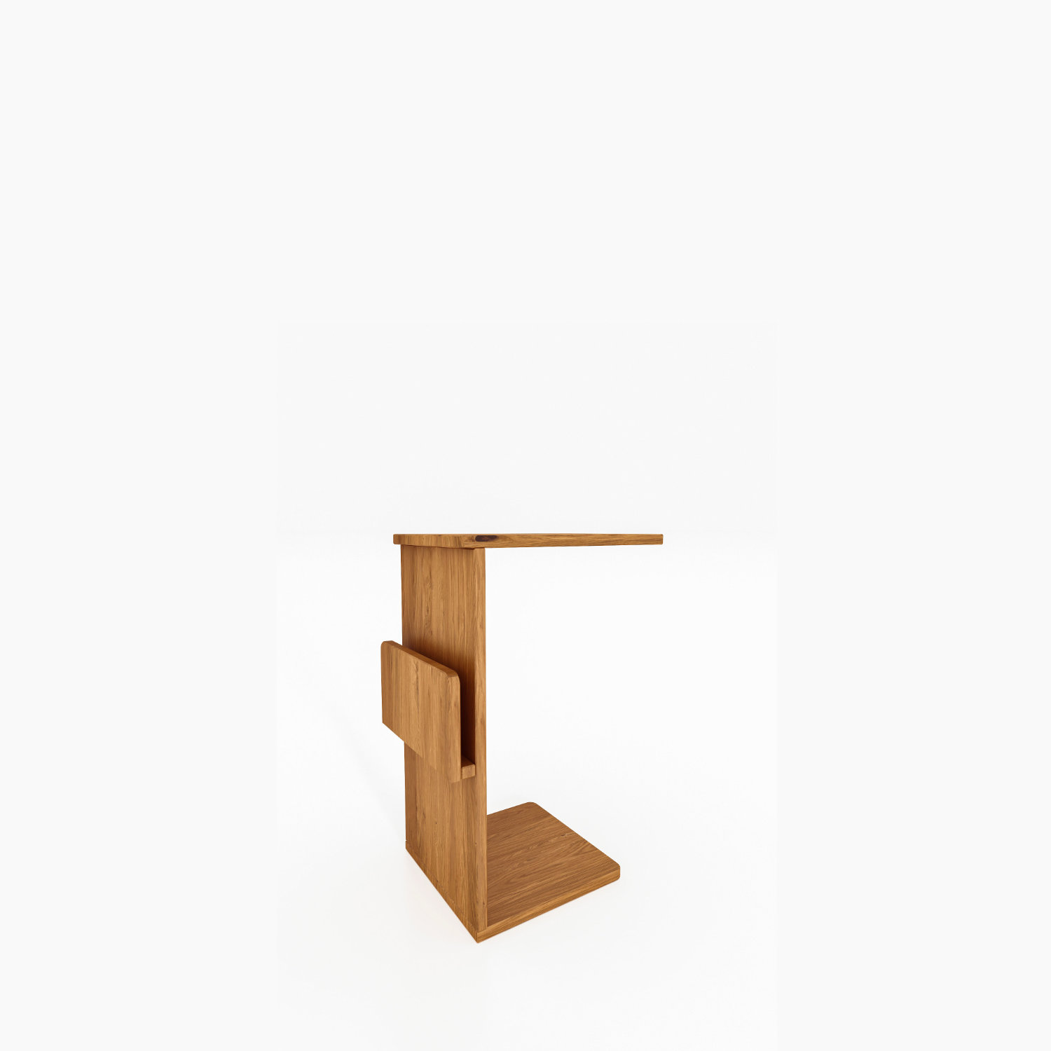 RETRO natbord i olieret træ med C-formet åbent design og hylde – minimalistisk og funktionelt.