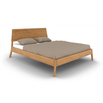 Seng Twig i olieret træ med skråt hovedgærde, lav ramme og synlige træstrukturer. Stilrent og naturligt design.