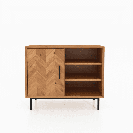 Skænk ABIES med venstrestillet låge i sildebensmønster og tre åbne hylder i højre side. Design i massivt træ og sorte metalben.